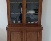 Antiker Mahagoni Geschirrschrank aus dem Jahr 1840