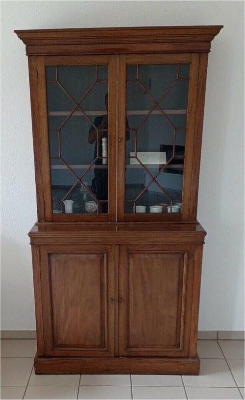 Antiker Mahagoni Geschirrschrank aus dem Jahr 1840